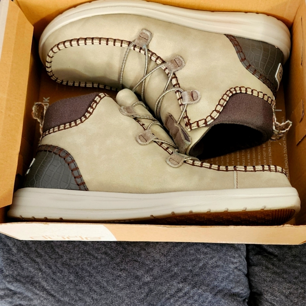 Womens Hey dude boots